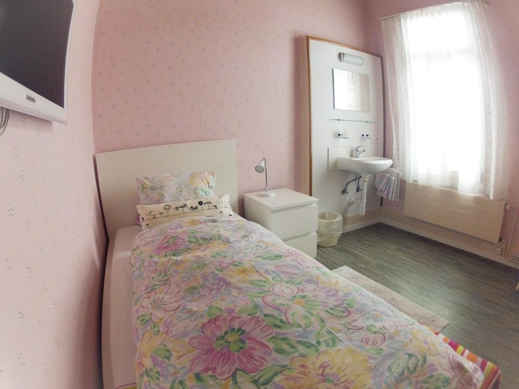 Basicrooms Hotel Unterseen Room photo