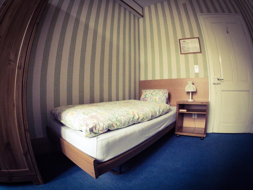 Basicrooms Hotel Unterseen Room photo