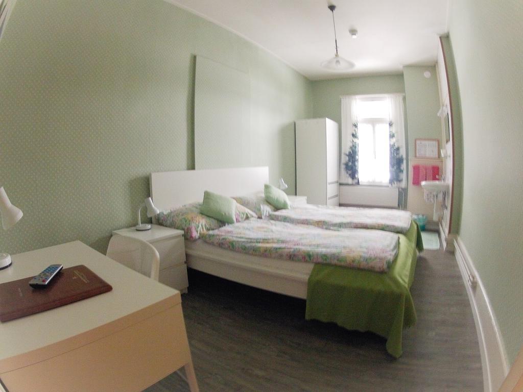 Basicrooms Hotel Unterseen Room photo