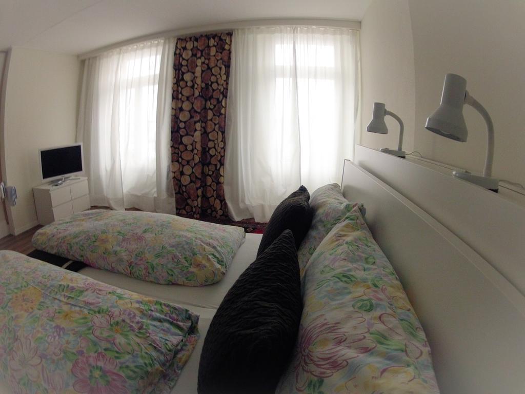 Basicrooms Hotel Unterseen Room photo
