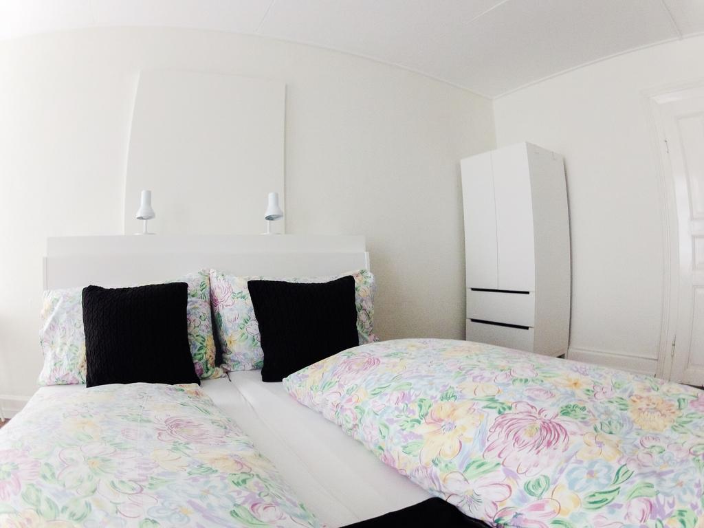 Basicrooms Hotel Unterseen Room photo