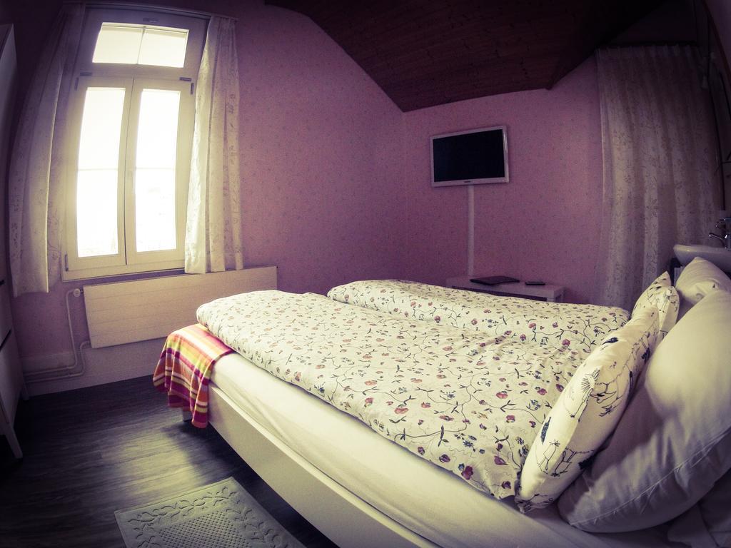 Basicrooms Hotel Unterseen Room photo