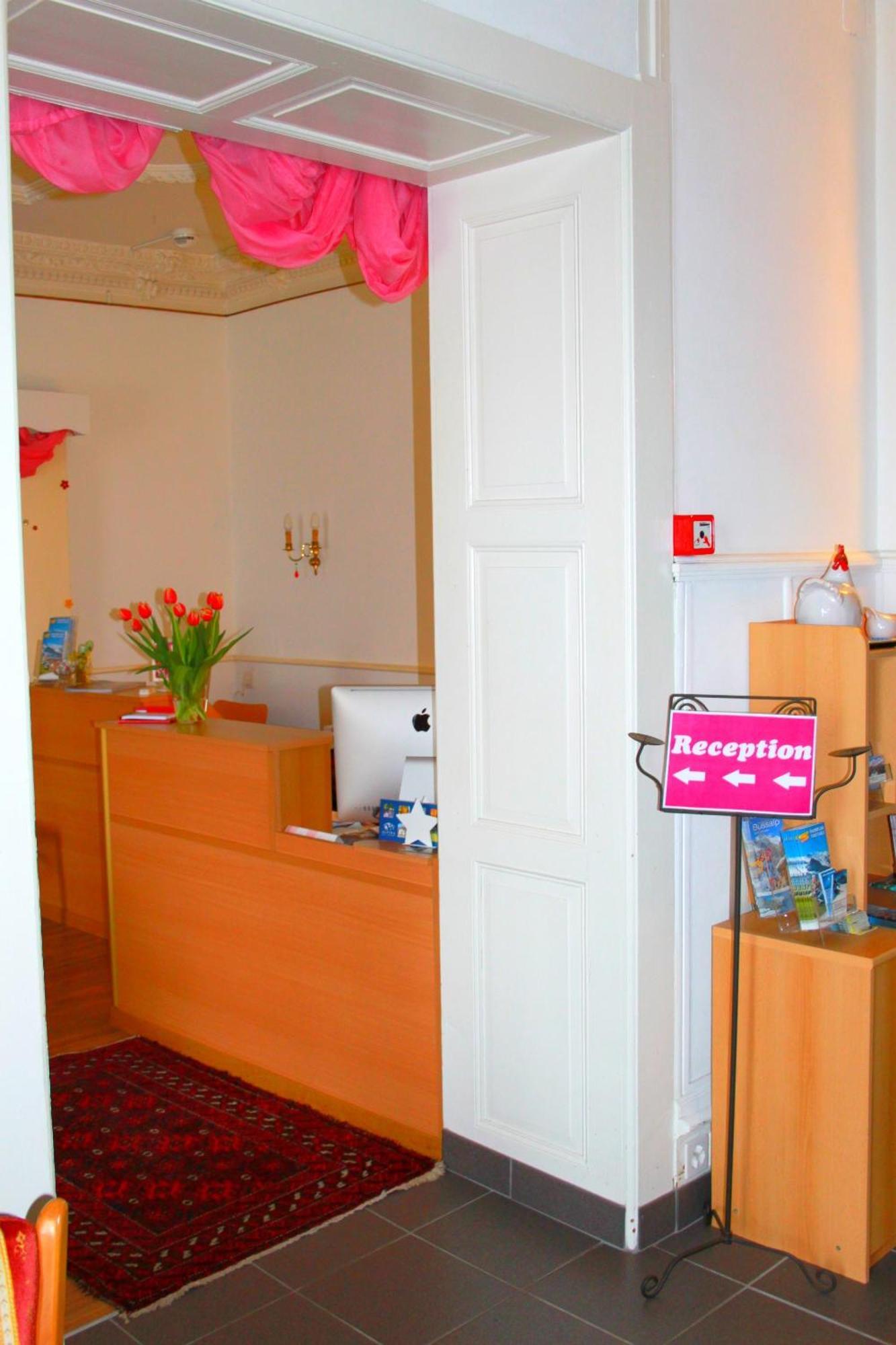 Basicrooms Hotel Unterseen Exterior photo