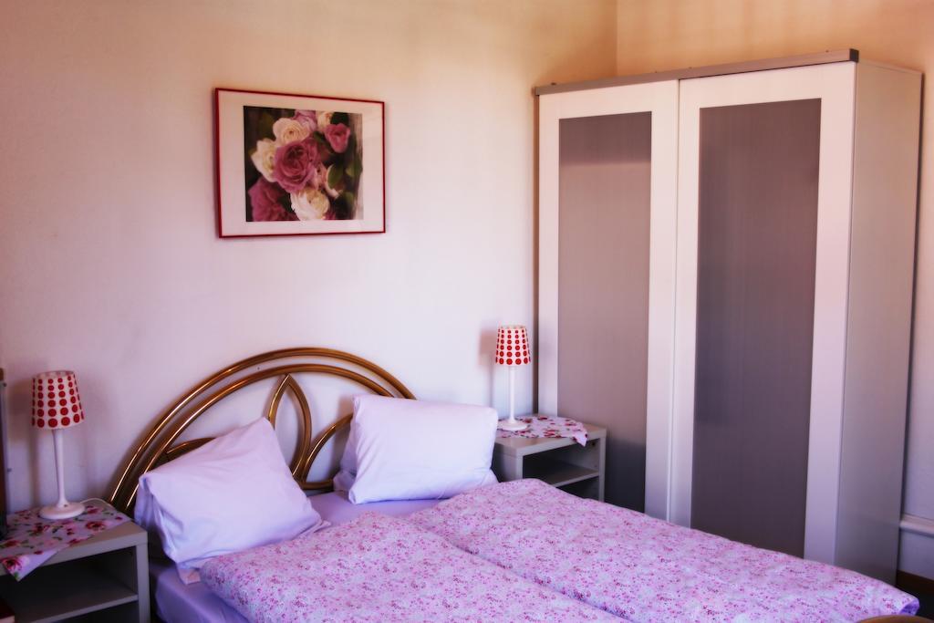 Basicrooms Hotel Unterseen Room photo
